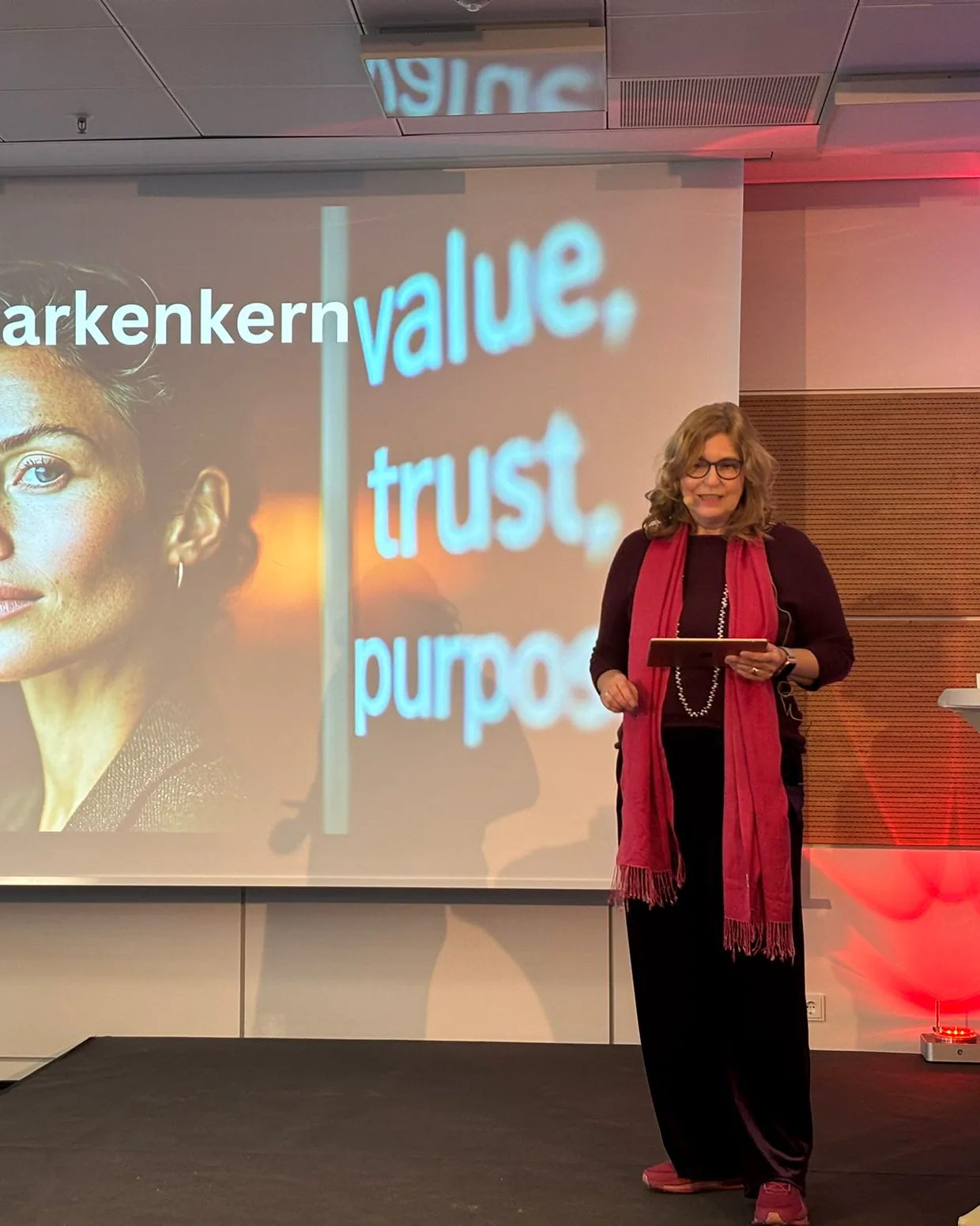 Michaela Werner auf der Bühne vor einer Folie zum Thema Markenkern